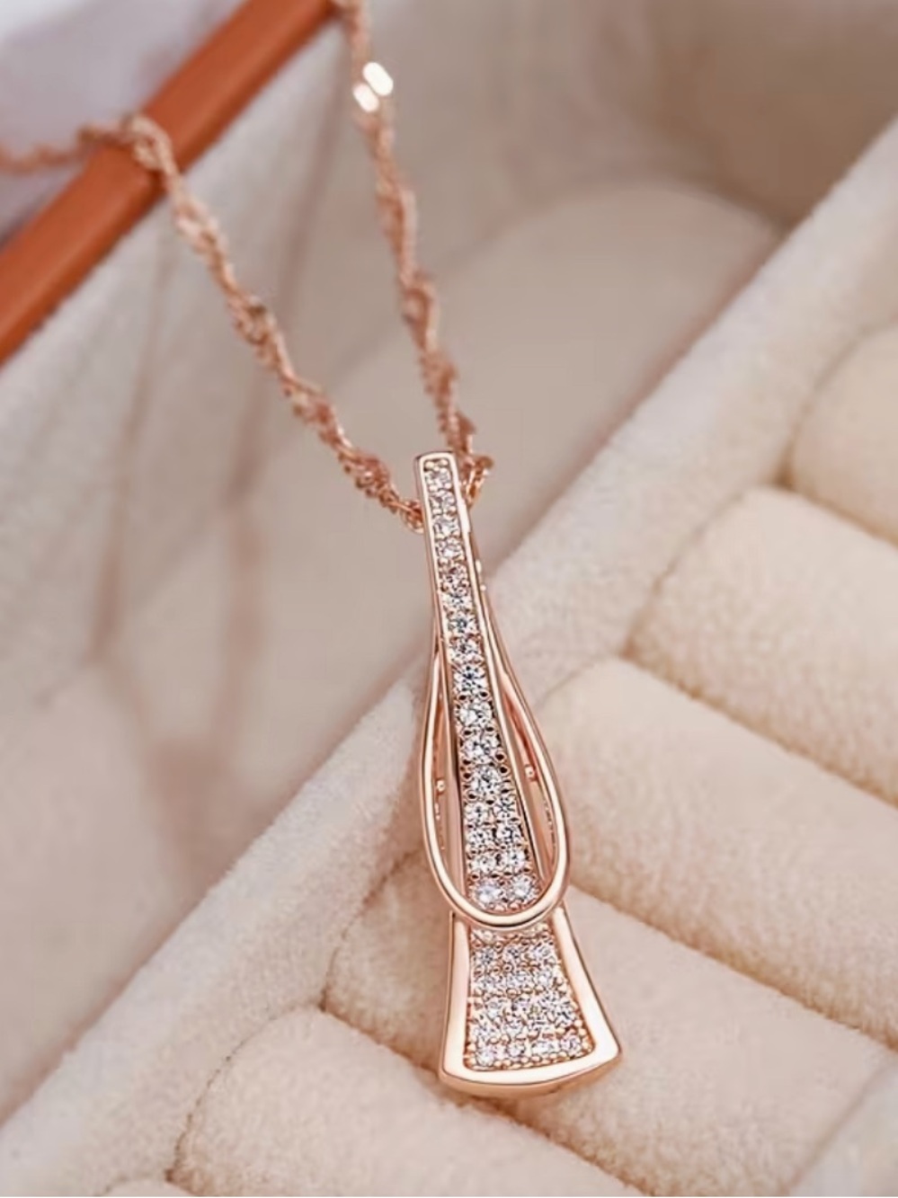 Gold Crystal Teardrop Pendant Necklace. - Picture 5 of 9